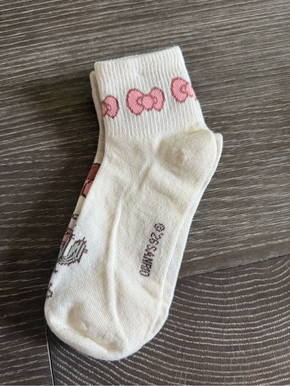NWT Hello Kitty Cream crew Socks with Pink Bow Detail 2 pairs